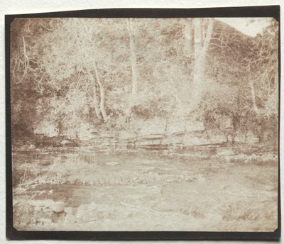 ドゥーン城のふもとに流れる山の川。1844年。 作： William Henry Fox Talbot