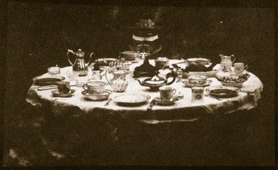 エレガントにセットされたテーブル、c.1841（カロタイプネガからの塩紙プリント） 作： William Henry Fox Talbot