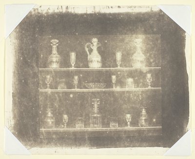 3つの棚に並んだガラス製品 作： William Henry Fox Talbot