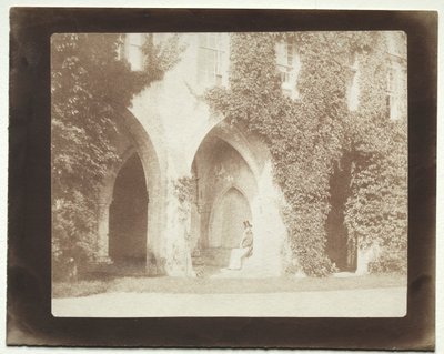 レイコック修道院の聖具室に座るカルバート・ジョーンズ 作： William Henry Fox Talbot