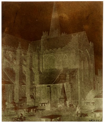ダブリンの聖パトリック大聖堂の墓地にいる 4 人の男性 (ペーパー ネガ カメラ) 作： William Henry Fox Talbot