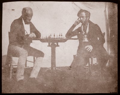 ニコラス・ヘンネマンはチェスのゲームでの彼の動きを1841年9月に考えています（カロタイプネガからの塩紙プリント） 作： William Henry Fox Talbot