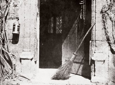 「開いたドア」、1843 年 3 月 作： William Henry Fox Talbot