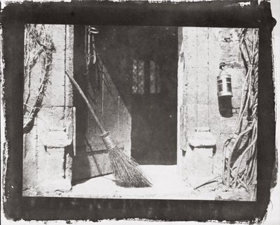 オープンドア、1843年3月 作： William Henry Fox Talbot