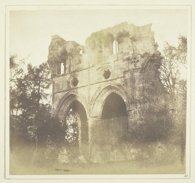 ドライバラ修道院にある W. スコット卿の墓 作： William Henry Fox Talbot