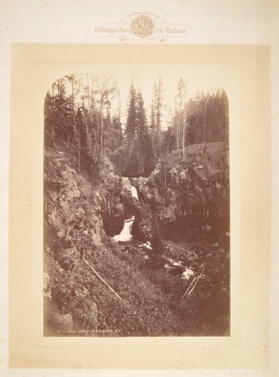 ブラックモア山のアーチ型の滝のふもと 作： William Henry Jackson