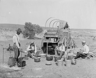 1900年頃、テキサスのラウンドアップに参加したキャンプワゴン（モノクロ写真 作： William Henry Jackson