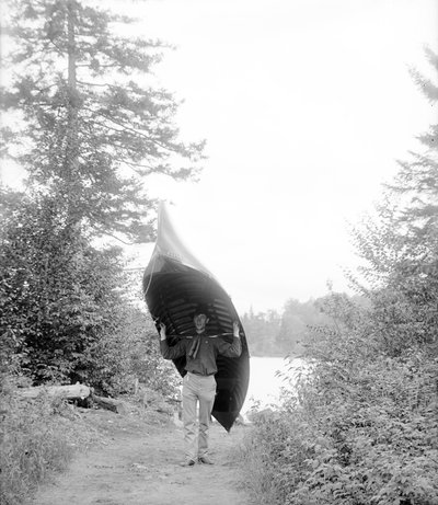 アディロンダック山脈でカヌーを運ぶ 作： William Henry Jackson