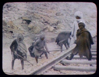 1880年に鉄道線を建設するインド人労働者（手描きの写真） 作： William Henry Jackson