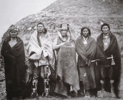 部族のアースロッジの前に立つポーニー族の人々（1869年頃）（モノクロ写真 作： William Henry Jackson