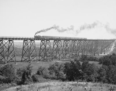 デモイン川に架かる鉄道橋、1900年頃（モノクロ写真 作： William Henry Jackson