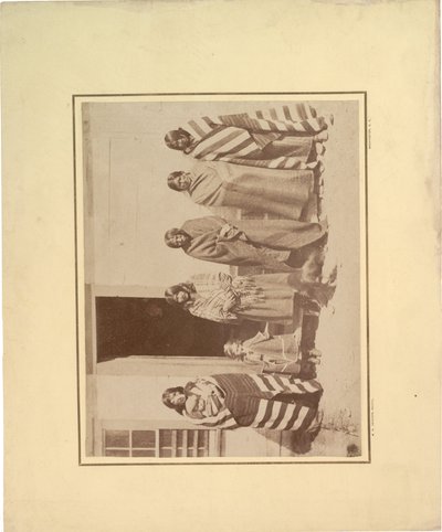 1871年の少女と赤ちゃんを持つ5人のネイティブアメリカンの女性のグループ（セピア写真） 作： William Hicks Jackson