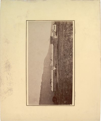 1871年に入口ゲートに集まった数人の男性がいる柵の様子（セピア写真） 作： William Hicks Jackson