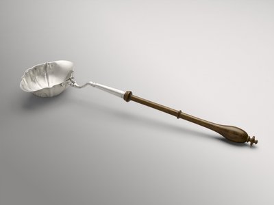 パンチまたはトディレードル、c。 1754-1785（銀と正体不明の木材） 作： William Hollingshead