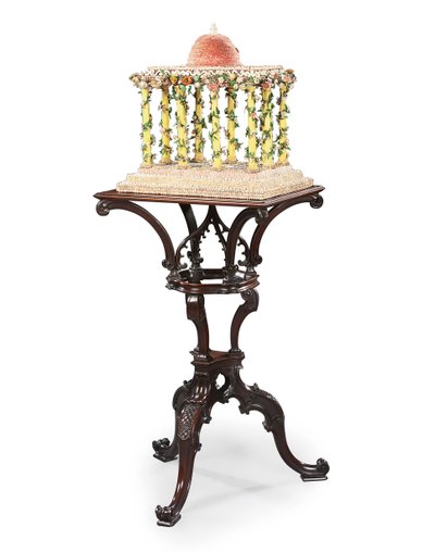 寺院のあるジョージIII三脚スタンド、1762年頃 作： William Ince
