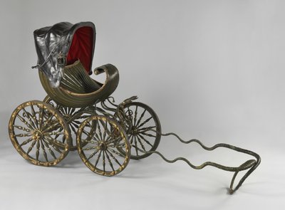 塗装と金箔を施した乳母車（ミクストメディア 作： William Kent