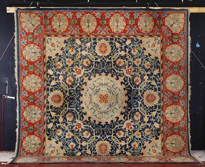 珍しい「白鳥の家」ハマースミスの手織りカーペット、モリス商会、1890年頃 作： William Morris