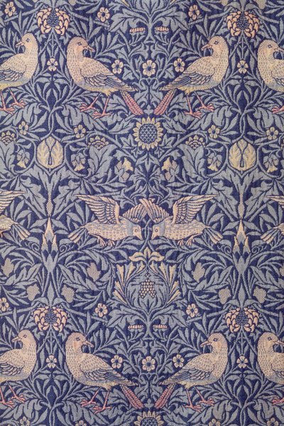ハマースミステラスから吊り下げられている壁（テキスタイル） 作： William Morris