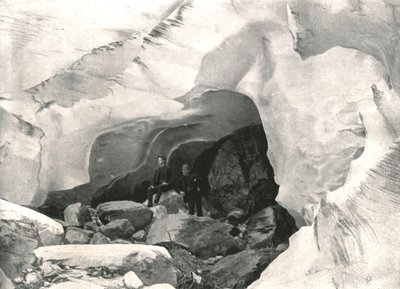 ロッキー山脈：グレート氷河の氷の洞窟、カナダ、ドナルド山、1895年。 作： William Notman and Son