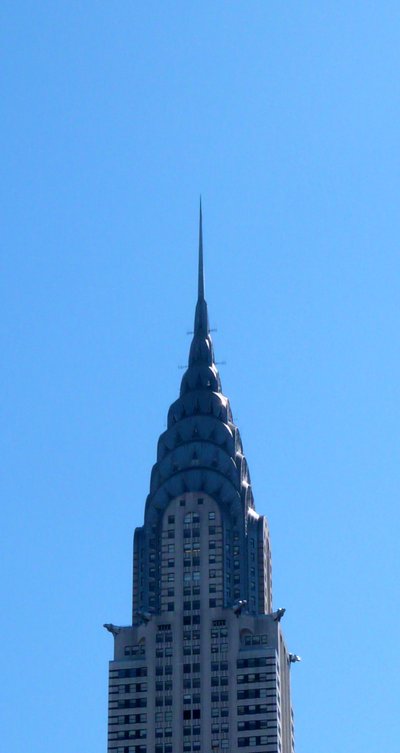 クライスラービルは、ニューヨークのマンハッタンの東側に位置するアール・デコ様式の超高層ビルである。 作： ウィリアム・ヴァン・アレン