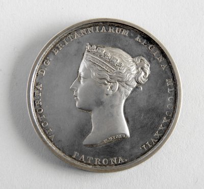 1884年12月10日、ジョージ・フランプトン氏にR.A.メダルを授与（金属製フィギュアの最優秀モデルに対して 作： William Wyon