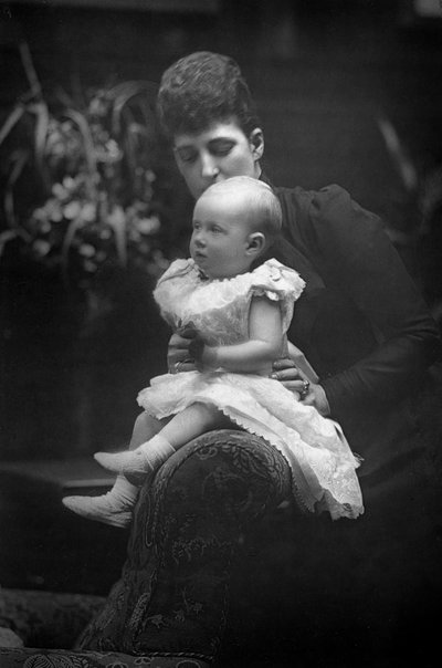 1867-1931年のルイーズ王女と娘のアレクサンドラ王女1891-1959、1893年。 作： William and Daniel Downey