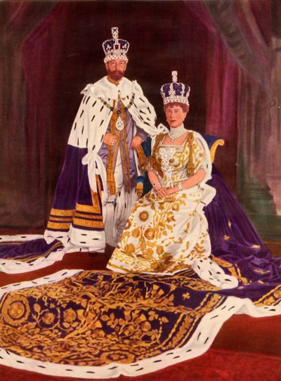 1911年、1951年に戴冠式のローブを着たジョージ5世王妃とメアリー女王。 作： William and Daniel Downey