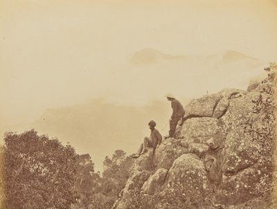 [岩の上に立つ男たち］ 作： Willoughby Wallace Hooper