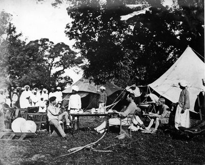 村長はサヒブの丸太、1870年代に敬意を表します 作： Willoughby Wallace Hooper