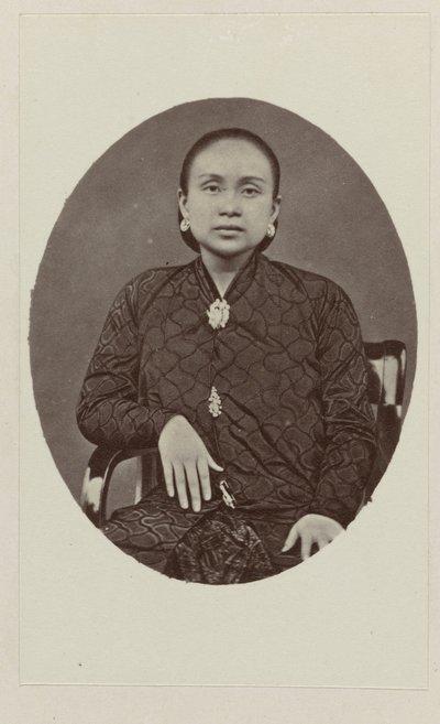 Ratoe van Pakoe Boewono IX、Susuhunan van Surakarta の妻 作： Woodbury and Page