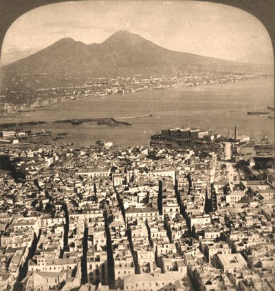 ナポリ、湾とベスビオ、イタリア、1897年。 作： Works and Sun Sculpture Studios