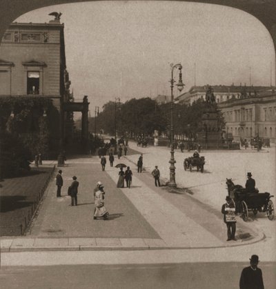 ウンターデンリンデン、ベルリン、1903年。 作： Works and Sun Sculpture Studios