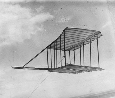 凧として飛行するグライダーの眺め、1900 作： Wright Brothers