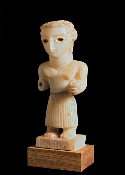 南イエメンのベイハンの近く、ヌグブからマドラム一族に刻まれた男の小像。西暦1〜2世紀（アラバスター） 作： Yemen School