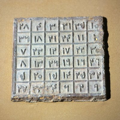 元朝時代の人物を表現したマジックテーブル 作： Yuan Dynasty Chinese School