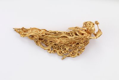 一対のアプサラゼの1つである仏教の天の存在（金色） 作： Yuan Dynasty Chinese School