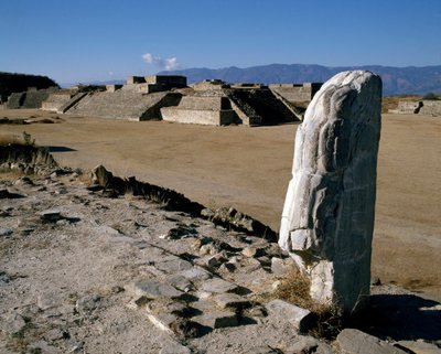 モニュメントI、H、Gの眺め 作： Zapotec Zapotec