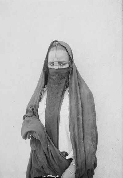 ベールに包まれた女性、カイロ、1910年頃（白黒写真） 作： . .