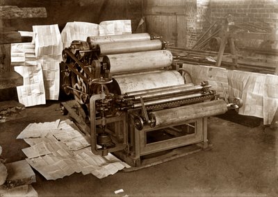 印刷機: 新聞印刷用輪転機、1900 年頃 (白黒写真) 作： . .