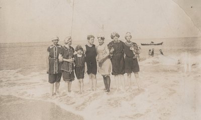 1911年9月、ホールゲートでの海水浴パーティ（モノクロ写真 作： Hippolyte Lalaise Devéria