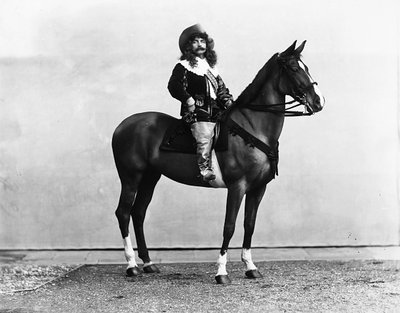 17世紀の衣装を着たボナイーニ大尉を馬に乗せて撮影 作： Henry Charles Fehr