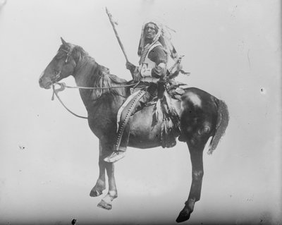 チーフ ディープ スカイ - 馬に乗ったインディアン、1900 年頃 (白黒写真) 作： . .