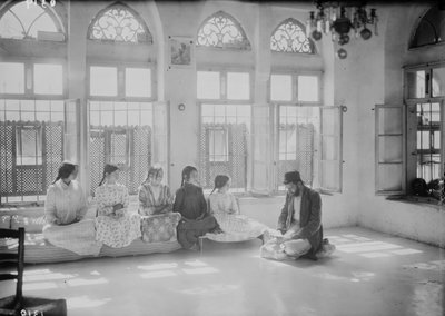 ナブルスのサマリア人の学校の子供たちと教師。 1920年（白黒写真） 作： . .