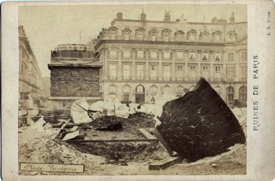 パリのコミューン（1871年）：パリのヴァンドーム広場にある廃墟。1871年撮影。寸法：16.5x10.8cm 作： Frederick (attr. to) Barnard