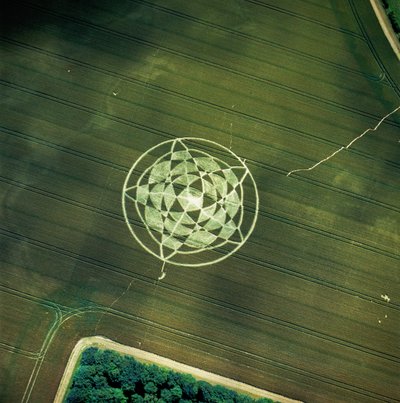 2002年6月22日、ウィルトシャー州エイブバリー・ヘンジ、小麦畑のクロップサークル（航空写真 作： Ferdinand Georg Waldmuller