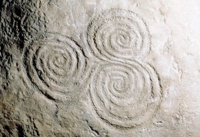 ニューグランジ石器時代通路墓の曲線的な岩石彫刻の詳細（ユネスコ世界遺産登録 作： Georg Carl Heinrich Dollmann