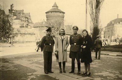 第二次世界大戦（1939-1945）：フランスのトゥール市でパートナーや妻とポーズをとる2人のドイツ兵 作： Frederick (attr. to) Barnard