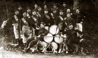 14-18 年の第一次世界大戦中のフランス第 122 歩兵連隊のファンファーレ (白黒写真) 作： . .
