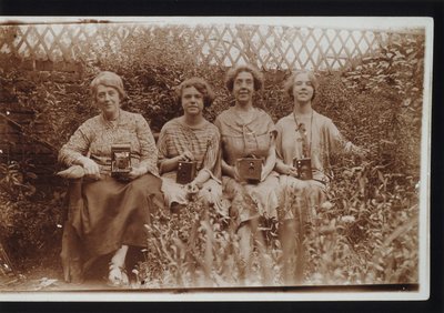 ブローニーカメラを含むコダックのカメラを持つ4人の女性（1900年代頃 作： Frederick (attr. to) Barnard