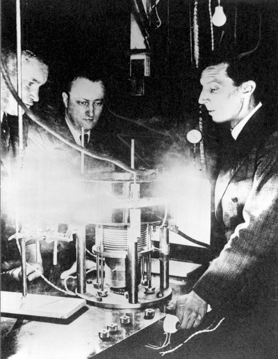 フレデリック・ジョリオ、ハンス・ハルバン、ルー・コワルスキー、1939年頃 作： Ferdinand Georg Waldmuller